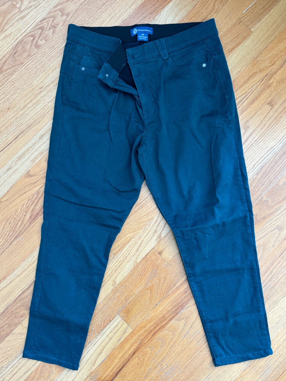 Democracy Women’s hunter green capri Pants